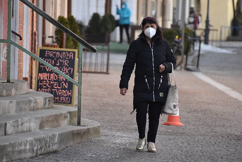 Uvnitř veřejných budou už jsou respirátory samozřejmostí. V centru Krnova se s nimi stále častěji můžeme setkat také venku. 25. února 2021.