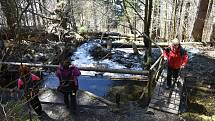 Udělejte si někdy výlet kolem náhonu, který přivádí vodu pro umělý vodopád v Karlově Studánce.