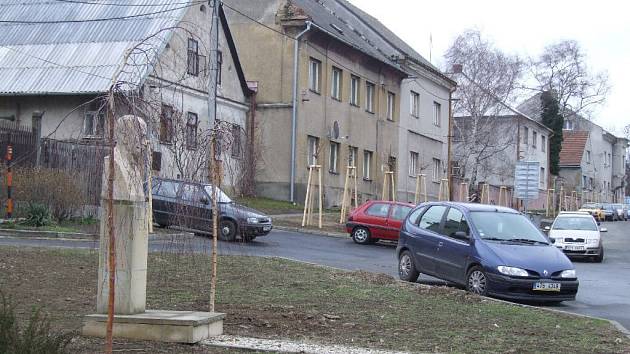 Masarykova busta i nová zeleň se stávají ozdobou Horního Benešova, práce skončí na konci listopadu.