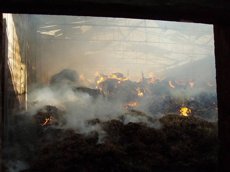 Seníku v obci Hlinka, který v neděli 6. září zachvátil požár, již nedokázal pomoci ani včasný zásah hasičů.