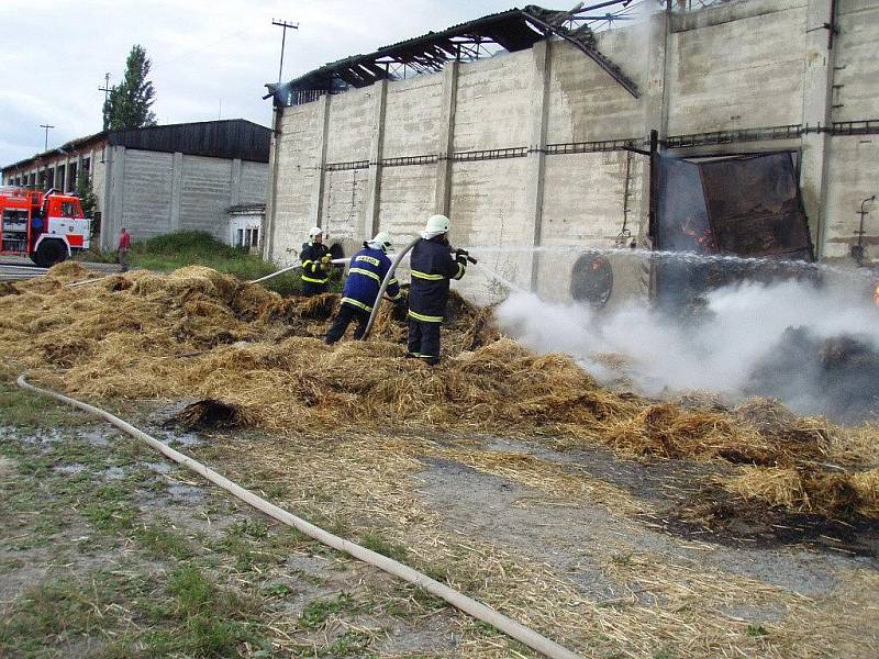 Seníku v obci Hlinka, který v neděli 6. září zachvátil požár, již nedokázal pomoci ani včasný zásah hasičů.