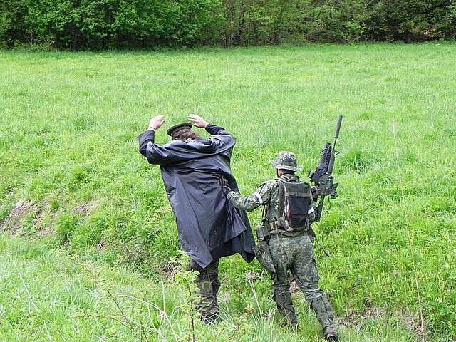 Přes pět desítek military a airsoft nadšenců se o víkendu vypravilo do Holčovic. Na loukách za školou probíhala bitva, kterou inspirovaly skutečné boje během občanské války v Jugoslávii.