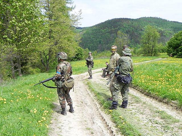 Přes pět desítek military a airsoft nadšenců se o víkendu vypravilo do Holčovic. Na loukách za školou probíhala bitva, kterou inspirovaly skutečné boje během občanské války v Jugoslávii.