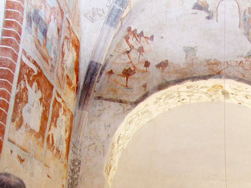 Svatý Benedikt v Krnově-Kostelci slouží nejen věřícím, ale díky románským freskám a revitalizaci v roce 2012 také cestovnímu ruchu.