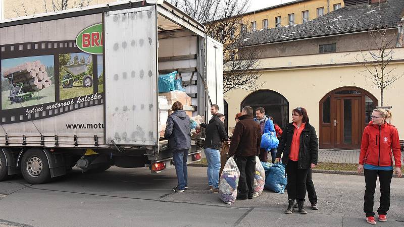 Charita Krnov vypravila společně s dalšími partnery dva kamiony s humanitární pomocí pro Ukrajinu. Do cíle ve Slavjansku by měly dorazit v sobotu.