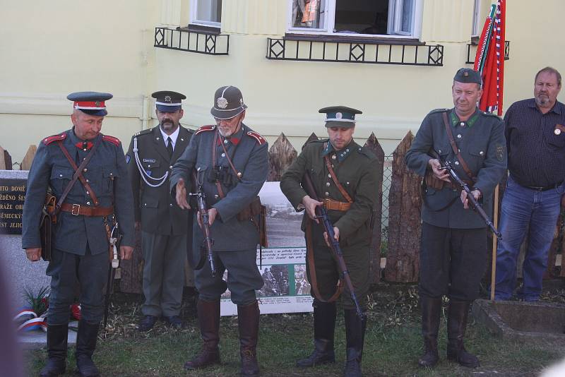 Osmdesáté výročí Liptaňské tragédie kromě pietního kladení květin k památníkům letos provázela také rekonstrukce této události.