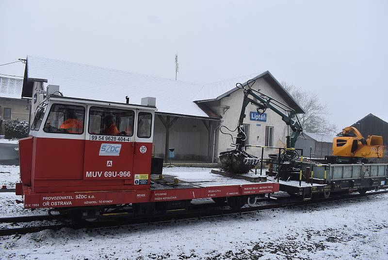 Je to nezapomenutelný pohled, když na Osoblažce drezínka MUVka se dvěma pracovníky vyrazí do akce.