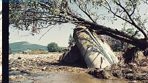 Povodně, 10. srpna 1997, Karlovice. Zničený bunkr (řopík).