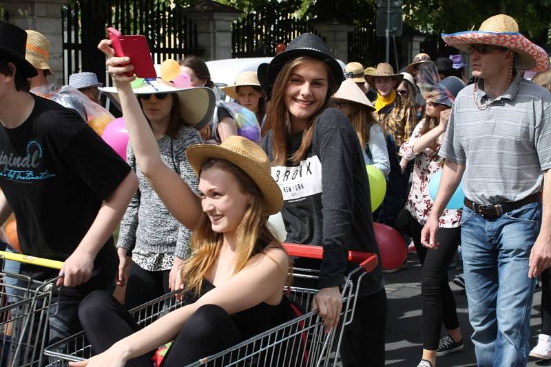 Studentům patřilo v pátek 15. května centrum Bruntálu. Zejména těm, kteří si pořídili vlastní pokrývku hlavy, protože šlo o Kloboukový majáles.