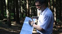JOSEF VEČEŘA dokáže z mapy číst o historii naleziště jako z knihy.  Stejně tak mu dávají smysl kopečky a dolíky v lese, kterých si laik ani nevšimne.