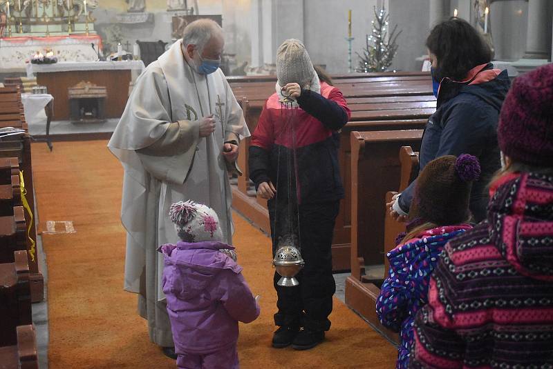 Farář Pavel Zachrla pojal liturgický obřad žehnání vody, kadidla a křídy velmi didakticky.