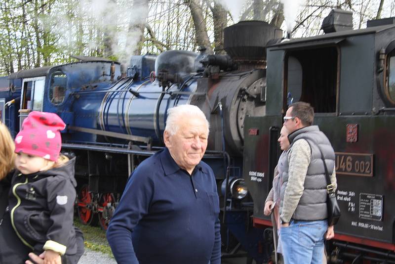 Jan Dokládal býval náčelníkem krnovského Depa v době, kdy pod něj patřila také úzkokolejka Osoblažka. Fotoreportáž ho zachytila v roce 2017, když jako důchodce přijel do Třemešné na zahájení sezony parních vlaků vzpomínat a setkat se s kolegy železničáři.