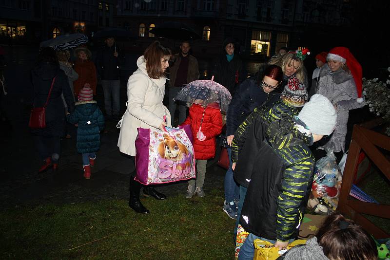 Ludvík Gregárek a jeho kolegyně Dagmar Kovalová a Martina Kocourková také letos organizují vánoční sbírku hraček pro dětské oddělení krnovské nemocnice.