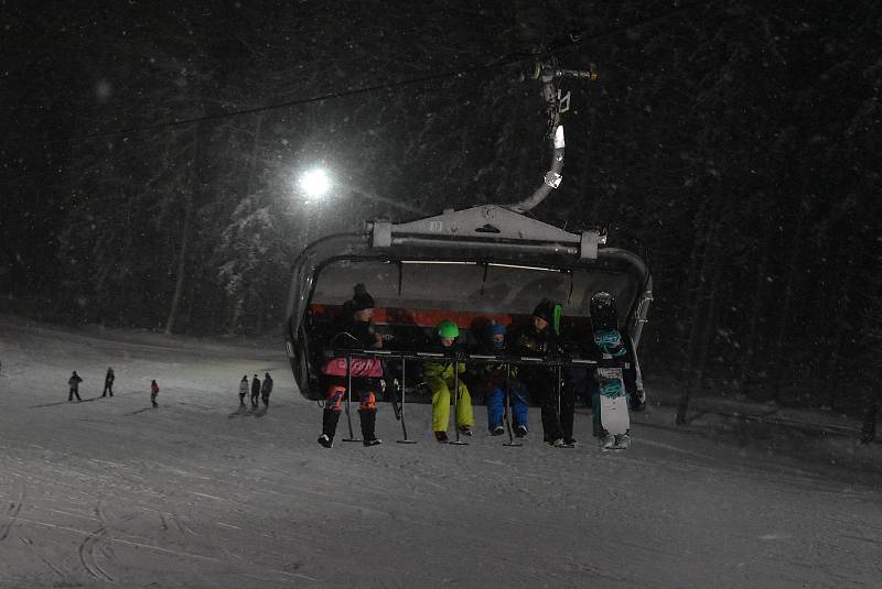 Skiareál Kopřivná v pátek večer zažil poslední jízdu nejmodernější vyhřívané lanovky. Od soboty všechny lanovky definitivně zastavilo vládní nařízení.