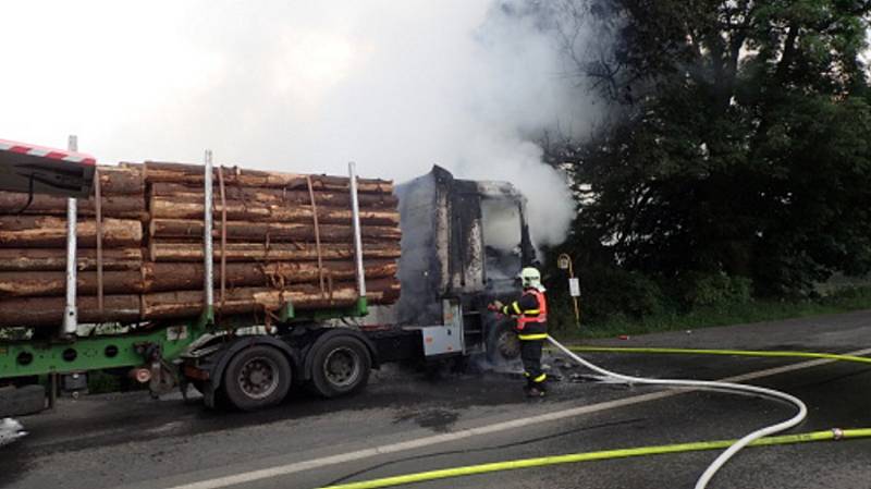 Požár nákladního automobilu s dřevem. 