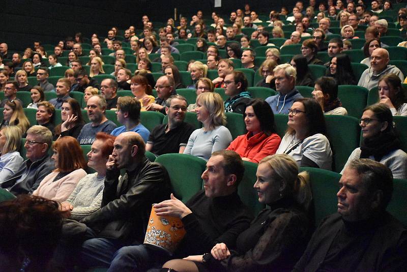 Premiéru filmové komedie Grand Prix ve vyprodaném  krnovském kině uvedl jako svůj celovečerní debut kameraman David Hofmann. Listopad 2022