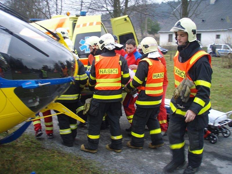 Dvě jednotky hasičů zasahovaly v úterý odpoledne v Heřmanovicích u nehody osobního automobilu Toyota RAV4. Museli vyprostit obtížně zaklíněného řidiče vozidla, které skončilo ve sloupu.