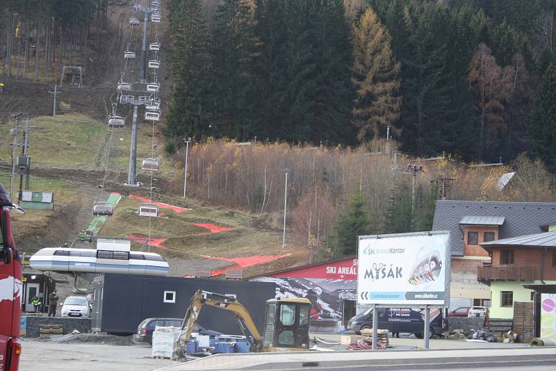 V zimním středisku Myšák v Karlově pod Pradědem jezdila poslední tři sezony dvousedačková lanovka. Letos tu bude mít premiéru čtyřsedačková lanovka s bublinou proti větru.