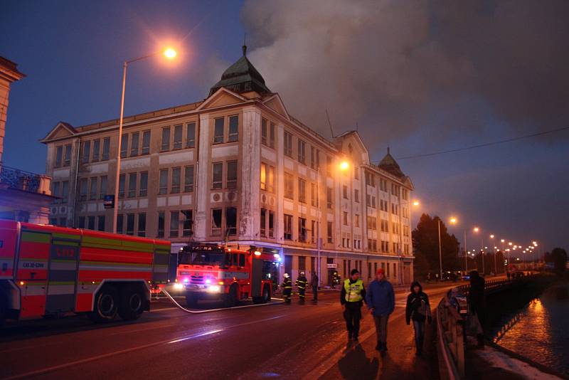 Požár národní kulturní památky v Krnově - budovy bývalé textilky Karnola v prosinci 2017. 