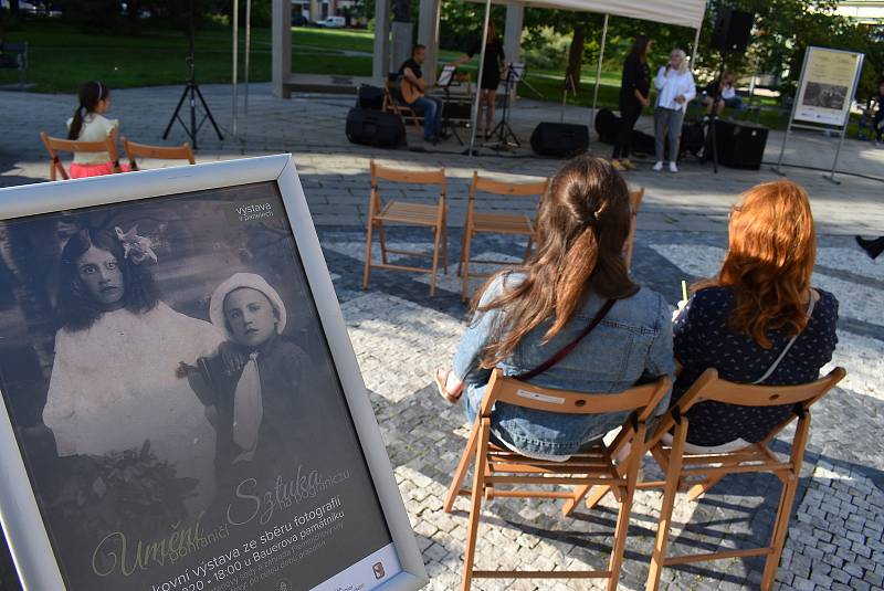 Výstavu historických fotografií Krnova zahájil koncert Wiktorie Wójtowicz. Byl to jeden z prvních koncertů cyklu „Náš pááááteček, aneb v létě nikam nespěcháme“.