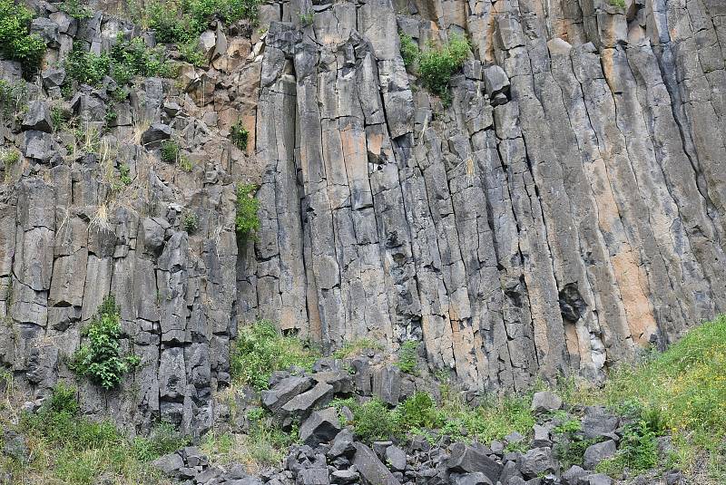 Turisty láká do Meziny Lávový proud, který vytvořila Venušina sopka, i ten dřevěný, který vyřezal František Nedomel z modřínu.