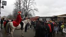 Svatý Martin na svém běloušovi Omarovi přijel na nádraží v Třemešné. Připil si vínem s výletníky, kteří se vydali parním vlakem na Svatomartinské hody do Bohušova.