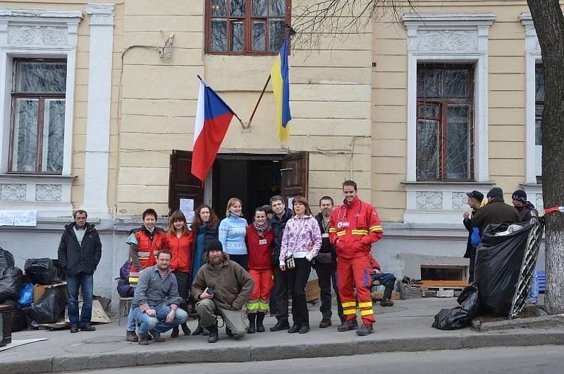 Cestovatel a fotograf Ivo Dokoupil z Radimi u Krnova se opakovaně vydává na Ukrajinu dokumentovat události, které vstoupí do historie. Tentokrát už reprezentoval organizaci Člověk v tísni.