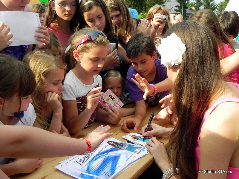 Česká Miss Tereza Chlebovská zpestřila bohatý program Zahradní slavnosti ve Městě Albrechticích. Oslavy pořádala místní Základní umělecká škola v úterý 19. června.