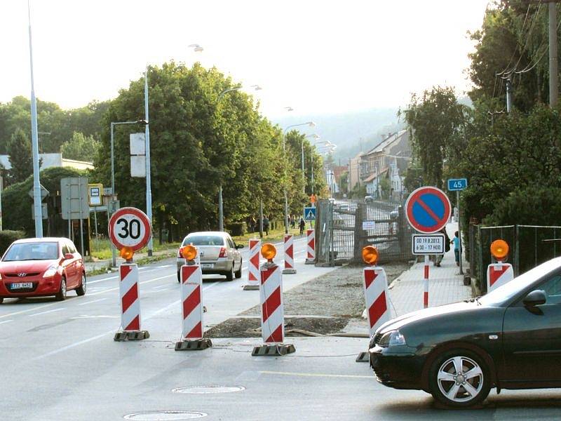 Zvýšenou pozornost řidičů i cyklistů vyžaduje projetí křižovatky ulic Partyzánů a Bruntálská v Krnově. Probíhá zde rekonstrukce zastaralé kanalizace.