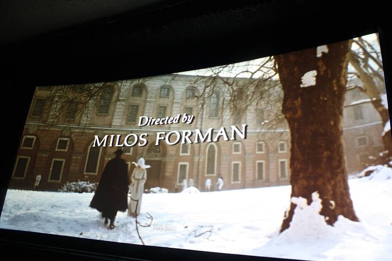 MILOŠ FORMAN zesnul v pátek, zrovna když v Krnově začínal festival Krrr! Organizátoři udělali vše pro to, aby do neděle sehnali jeho slavný film Amadeus a vzdali Formanovi poctu promítáním na extrémně velké zakřivené plátno.