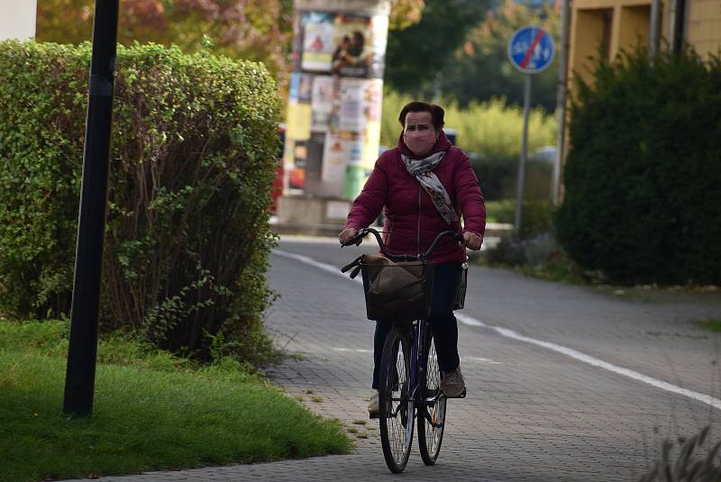 Krnované 21. října 2020 poctivě nasadili roušky a respirátory. Stávají se běžnou součástí výbavy také u cyklistů.