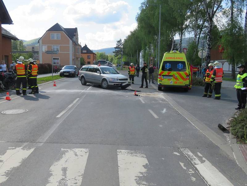 Ve Vrbně pod Pradědem došlo v pátek 17. 5.  v 15.40 hodin ke střetu osobního vozidla Volkswagen Passat a motocyklu Triumph. Policie hledá svědky této vážné nehody.