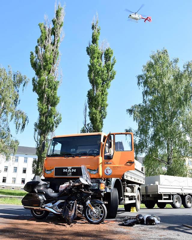 Následky střetu motorky s náklaďákem v Bruntálu byly hrozivé.