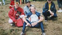 S Jitkou Stiborovou (vlevo) a její dcerou (druhá z leva) se vyfotografoval při mezinárodních závodech v Novém Boru běžec na lyžích a reprezentant Lukáš Bauer.