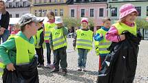 Studentům patřilo v pátek 15. května centrum Bruntálu. Zejména těm, kteří si pořídili vlastní pokrývku hlavy, protože šlo o Kloboukový majáles.