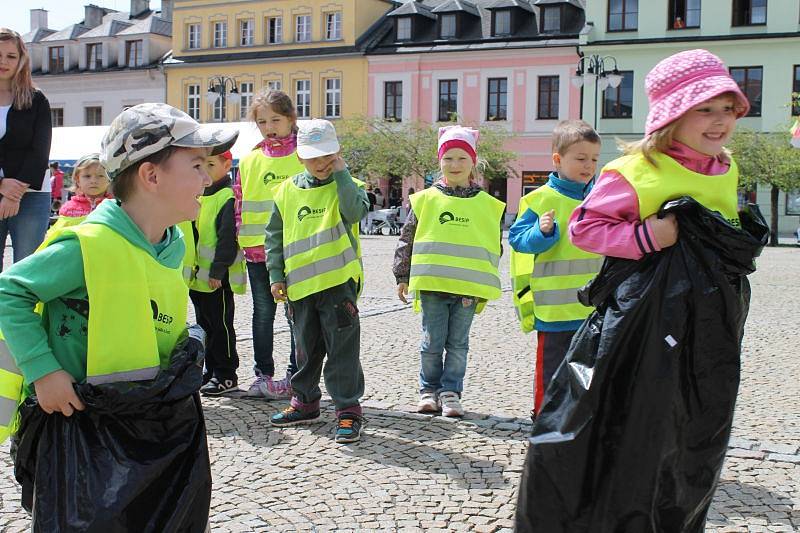 Studentům patřilo v pátek 15. května centrum Bruntálu. Zejména těm, kteří si pořídili vlastní pokrývku hlavy, protože šlo o Kloboukový majáles.