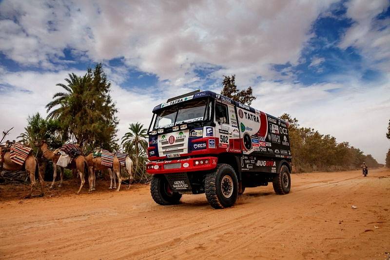 Jako nůž máslem projížděla Tatra 815 Buggyra dunami africké pouště. V pouštní oáze posádka najezdila několik tisíc kilometrů.