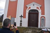 Kostelní vrata se po měsíci vrátila z restaurátorské dílny Jakuba Ščupáka do Holčovic.