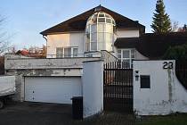 Vila s krytým bazénem, kterou nechal v Krnově na Cvilíně postavit hokejista Radek Bonk, je na prodej za 15 milionů korun. Leden 2024