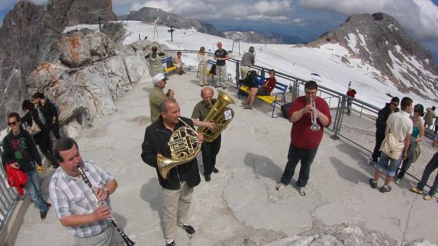 Karvinský orchestr Májovák na ledovci v Rakousku.