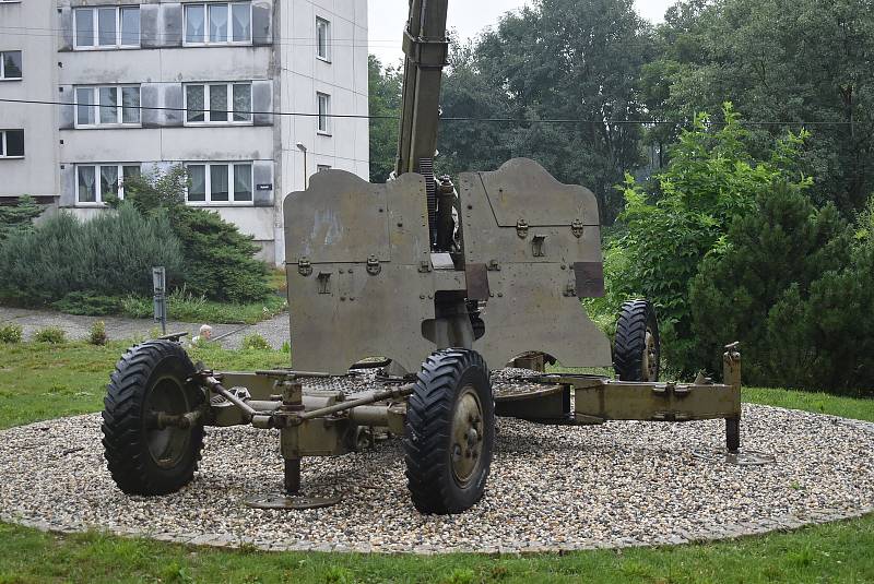 Osoblaha leží v Osoblažském výběžku, takže je obklopená Polskem. Je konečnou stanicí úzkokolejky Osoblažky.