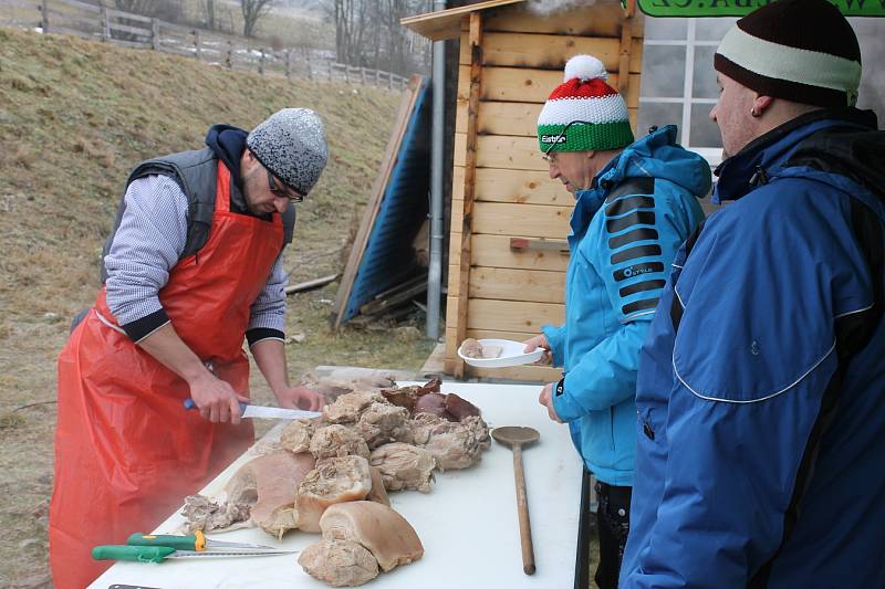 Zabijačkové dobroty byly lákadlem Vepřových hodů přímo na sjezdovce Annaberg nad Andělskou Horou.