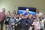 Žáci malotřídky v Branticích vedly interview s americkým astronautem Andrewem J. Feustelem v angličtině.