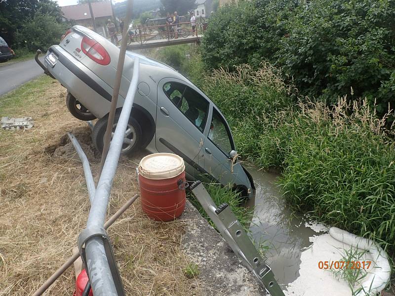 Auto skončilo v potoce v Třemešné. Vyprostit ho museli hasiči