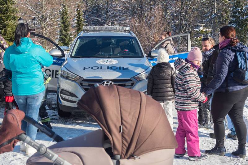 Děti si v Karlově Studánce prohlédly policejní vozidla a poslechly si pohádky.