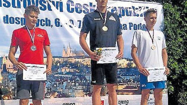 Šestnáctiletý český plavecký reprezentant závodící v barvách Bruntálu Roman Procházka má za sebou úspěšné účinkování na letním republikovém mistrovství v pražském Podolí.