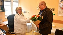 S oblíbenou lékařkou Naděždou Mičudovou se přišli rozloučit její kolegové i ředitel nemocnice Ladislav Václavec.