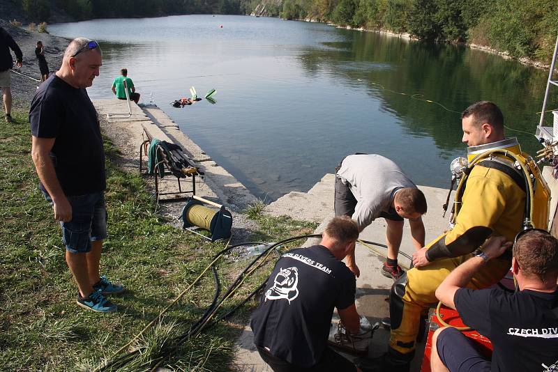 Společného cvičení policejních a báňských potápěčů u zatopeného lomu Šifr u Svobodných Heřmanic.