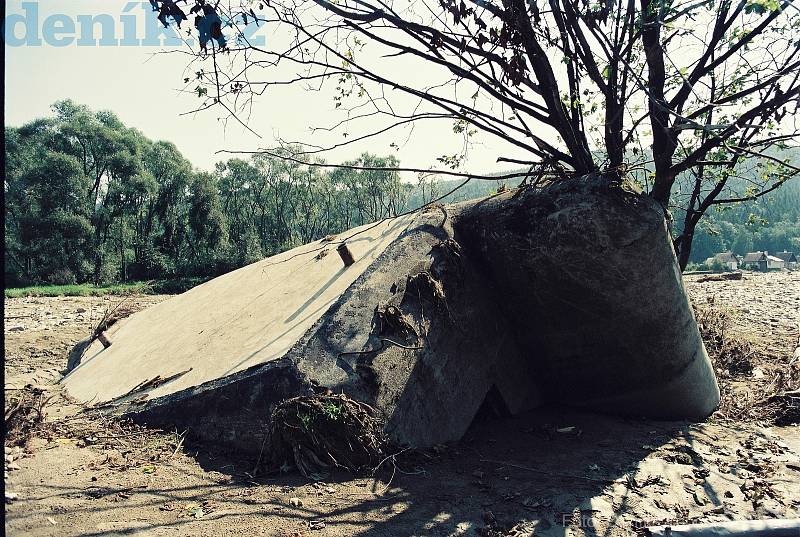 Povodně, 10. srpna 1997, Karlovice. Zničený bunkr (řopík).