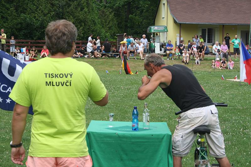 Recesistický Prezidentský pohár přivedl do Bohušova imitátory státníků, kteří zde jezdili na běžkách, krmili Becherovkou staříka a odpalovali rakety s jadernou hlavicí.